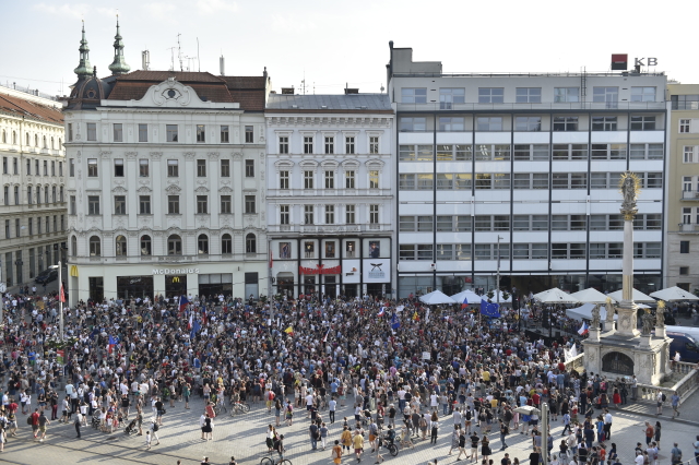 Lidé demonstrovali 11. června 2019 na náměstí Svobody v Brně proti premiérovi Andreji Babišovi a za nezávislost justice. 