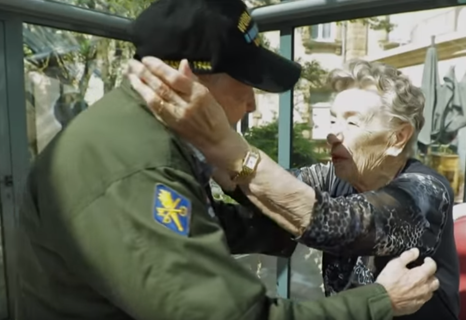 Setkání veterána K. T. Robbinse s Jeannine Ganayeovou.