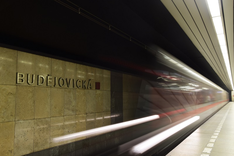 Ve stanici Budějovická spadl člověk do kolejiště metra.