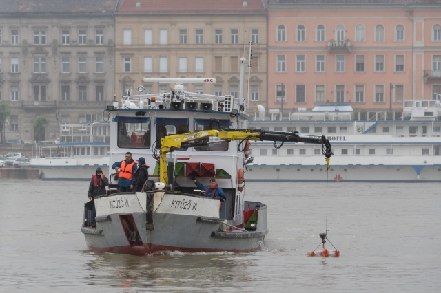 Záchranáři vytahující vrak lodi Mořská panna.