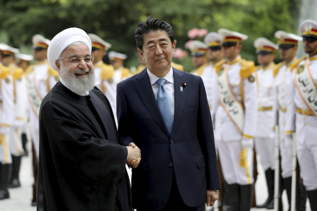 Japonský premiér Šinzó Abe (vpravo) a íránský prezident Hasan Rúhání. 