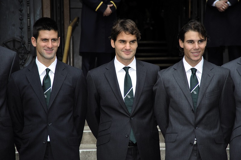 Zleva Novak Djokovič, Roger Federer a Rafael Nadal na snímku starém deset let.