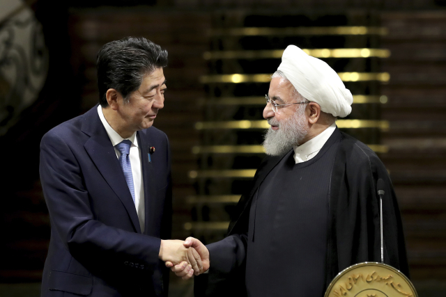 Japonský premiér Šinzó Abe (vlevo) a íránský duchovní Alí Chameneí.