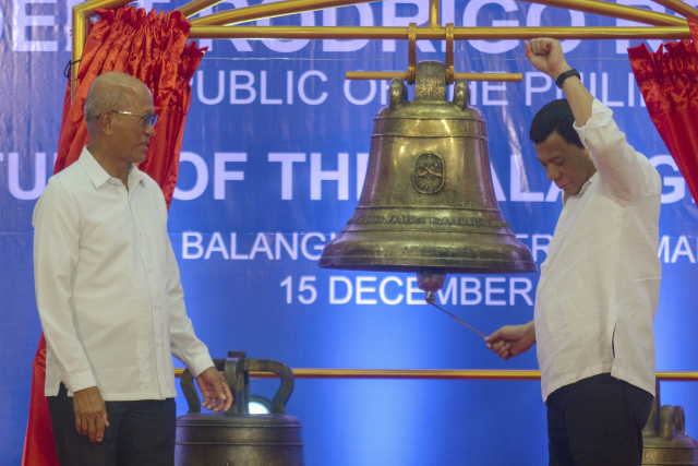 Zleva ministr obrany Delfin Lorenzana a prezident Rodrigo Duterte.