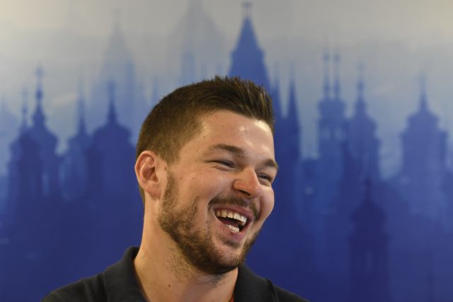 Hokejový útočník San Jose Tomáš Hertl si povídá s novináři před tiskovou konferencí 13. června 2019 v Praze.