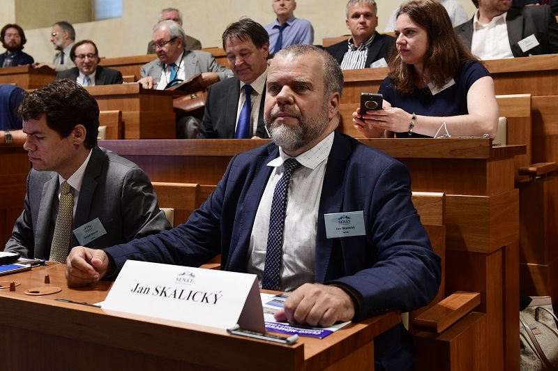 Předseda asociace D-O-L Jan Skalický obhajoval výstavbu v Senátu. Předseda asociace D-O-L Jan Skalický obhajoval výstavbu v Senátu.
