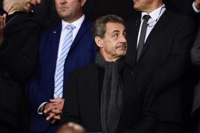 Nicolas Sarkozy často používá pětiseteurovou bankovku.