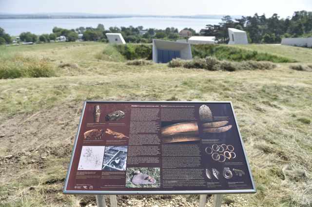 Informační panely popisují dějiny archeologického výzkumu pod Pálavou a hlavní nálezy z oblasti, mimo jiné i slavnou Věstonickou venuši.