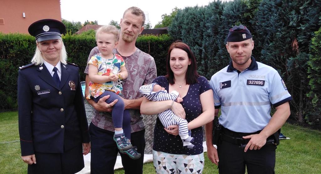 Policisté s párem, kterému minulý měsíc pomohli do porodnice.