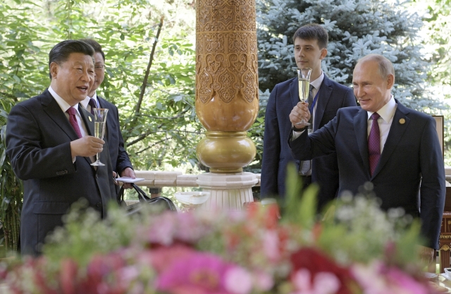 Čínský prezident oslavil narozeniny s Putinem.