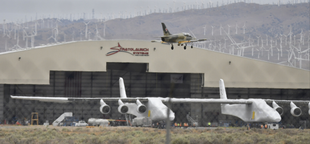 Stratolaunch má rozpětí křídel 385 stop (117 metrů), a je tak delší než americké fotbalové hřiště.