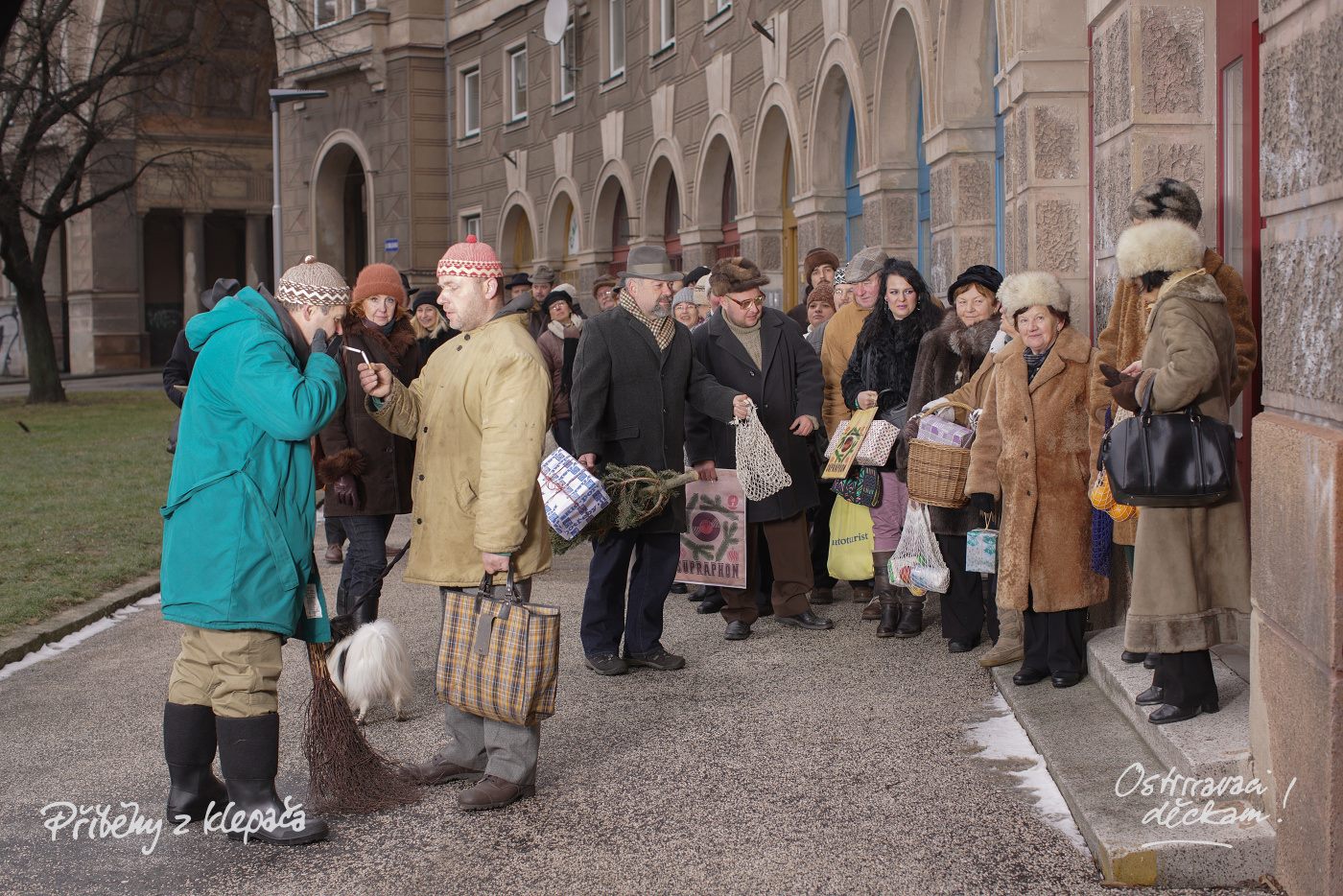Fronty na ovoce i oslavy MDŽ. Fotograf připomene socialismus.