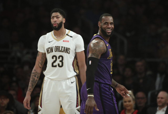 Anthony Davis (vlevo) se stěhuje k LeBronovi Jamesovi do Lakers.