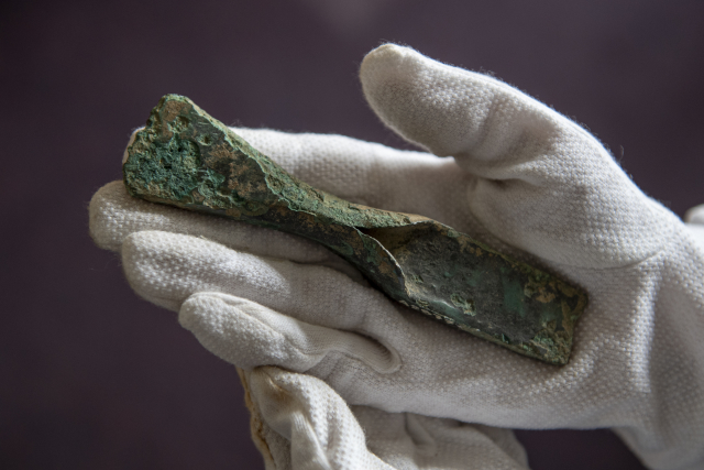 Archeologové z rychnovského muzea vystopovali stezku, po které přes Orlické hory v době bronzové mohly proudit kupecké karavany. Dnes po ní není ani památky. Její trasu naznačují archeologické nálezy, které zřejmě souvisejí s provozem na této dávno zapomenuté komunikaci. Nejvíce překvapivým nálezem na stezce je dva roky starý nález bronzové sekerky (na snímku z 10. června 2019) v neobydlené krajině u Rokytnice v Orlických horách.