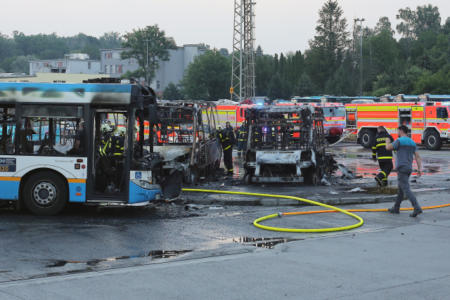Celkem 12 zaparkovaných autobusů poškodil 15. června 2019 večer požár v garážích Dopravního podniku Ostrava. Při zásahu se zranil jeden hasič. Zkolaboval vinou vysokých teplot. Příčinu požáru hasiči zjišťují. Dopravce škodu teprve vyčíslí.