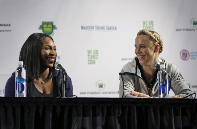 Serena Williamsová (vlevo) na tiskové konferenci s Caroline Wozniackou před exhibicí v New Yorku.