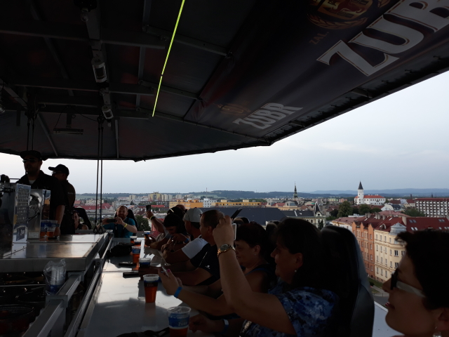 Až v padesátimetrové výšce, s nohama ve vzduchu a s výhledem na město si několik set návštěvníků vychutnávalo během přerovského pivního festivalu netradičně zdejší pivo. S pěnivým mokem je do výšky na speciální plošině vyzvedl jeřáb a navzdory závratím řady hostů je v křesílkách nechal v ptačí výšce zhruba čtvrt hodiny. O atrakci s názvem Beer in the Sky byl obrovský zájem. Vyvézt nahoru se do nočních sobotních hodin nechalo téměř 500 lidí, rezervace byly dopředu zaplněny. Snímek je z 15. června 2019.