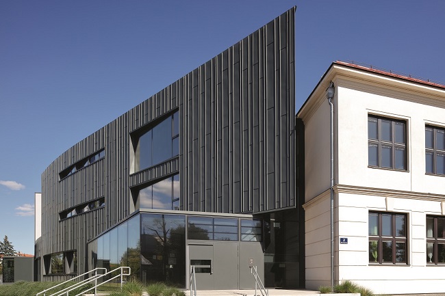 Vídeňská škola propojila tradici s moderním titanzinkem.