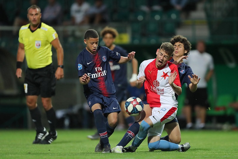 Střelec jediného finálového gólu Jakub Vorel v obležení hráčů PSG.