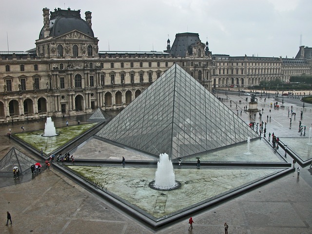 Pařížský Louvre.