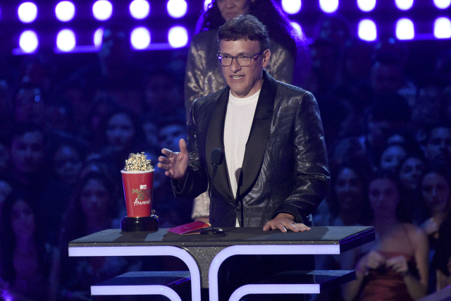 Režisér Anthony Russo převzal cenu za film Avengers: Endgame. 