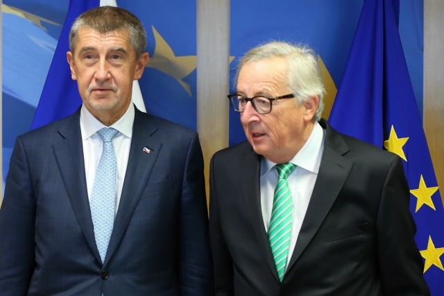 Zleva premiér Andrej Babiš a předseda Evropské komise Jean-Claude Juncker.