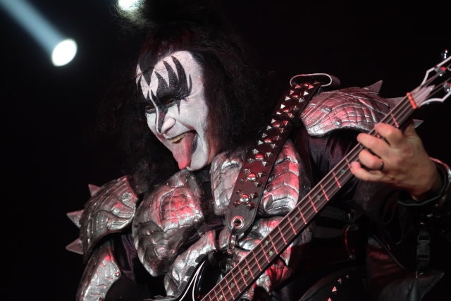 Gene Simmons je baskytarista, zpěvák a zakládající člen hard rockové skupiny Kiss.