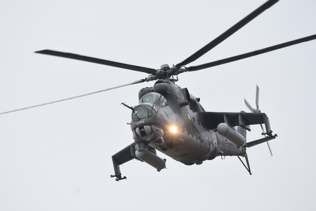 Na snímku je zachycen přelet vrtulníku Mi- 24 při vzpomínkové akci k výročí ukončení 2. světové války v Darkovičkách na Opavsku.