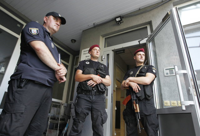 Ukrajinská policie před vchodem do Tymčukova domu.