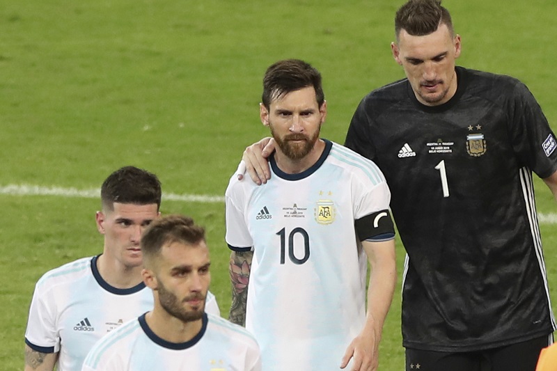 Zklamaný Lionel Messi po remíze s Paraguayí.