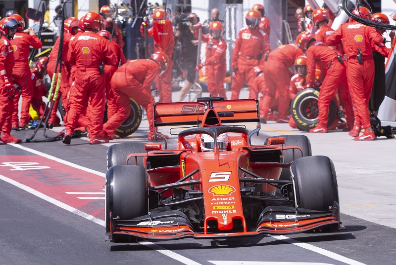 Sebastian Vettel z Ferrari projel v Montrealu cílem první, ale kvůli penalizaci nevyhrál.