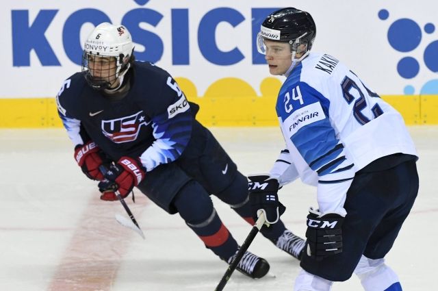 Jack Hughes (vlevo) a Kaapo Kakko na letošním hokejovém MS na Slovensku.