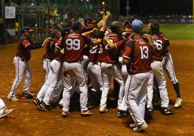 Radost českých softbalových reprezentantů z vítězství nad Kubou.