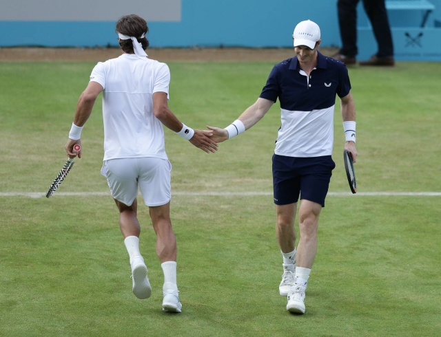 Andy Murray (vpravo) si plácá se svým parťákem Felicianem Lópezem.