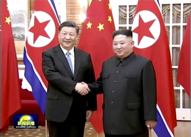 Čínský prezident Si Ťin-pching (vlevo) a severokorejský vůdce Kim Čong-un. 