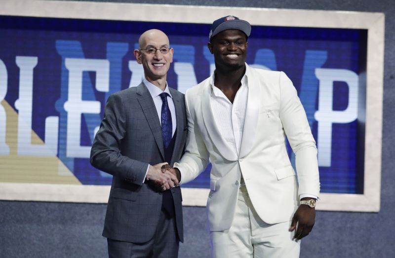 Jednička draftu Zion Williamson (vpravo) s komisionářem soutěže Adamem Silverem.