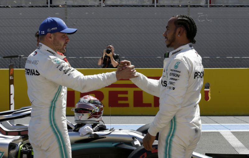 Jezdci Mercedesu Bottas (vlevo) a Hamilton obsadili v kvalifikaci na VC Francie první dvě místa.