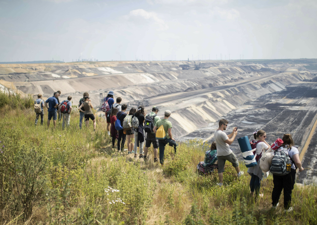 Aktivisté protestují proti těžbě uhlí v porýnském hnědouhelném revíru.