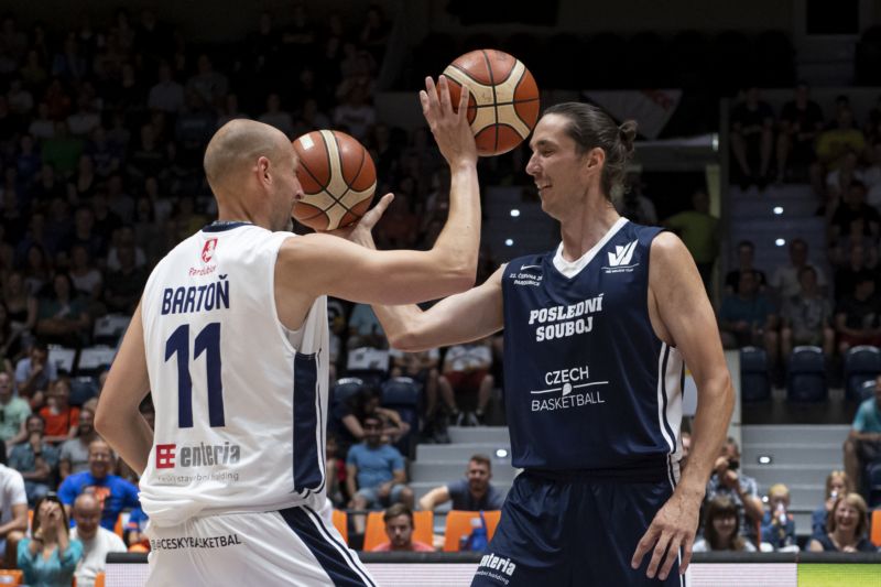 Basketbalisté Luboš Bartoň (vlevo) a Jiří Welsch.