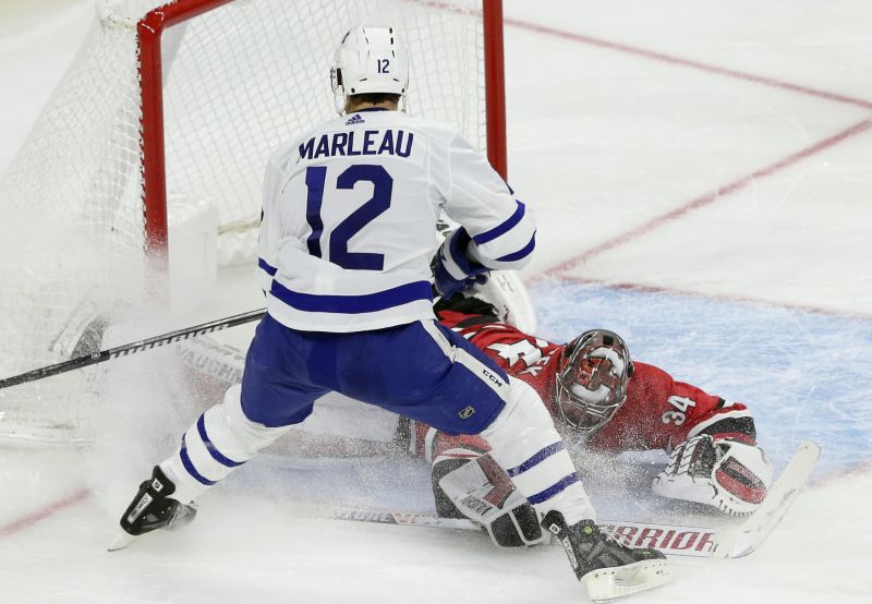 Patrick Marleau v souboji s českým brankářem Petrem Mrázkem.