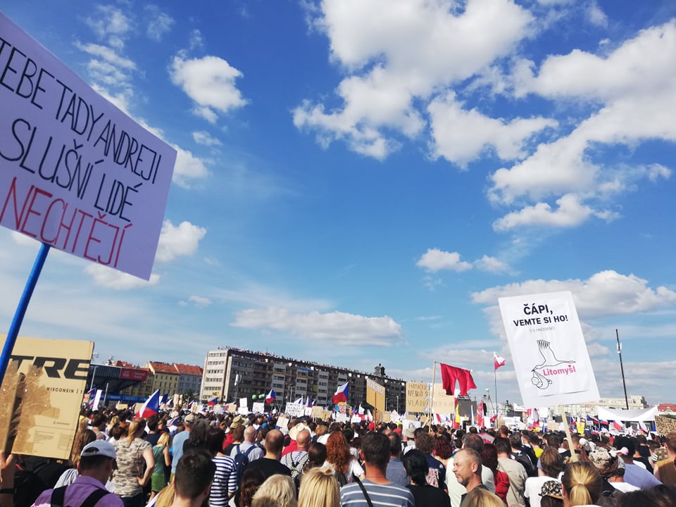 Demonstrace na Letné. 