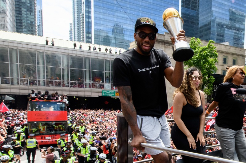 Starosta Toronta John Tory vyzval basketbalové fanoušky, aby dopřáli hvězdě Raptors Kawhimu Leonardovi po zisku titulu v NBA trochu klidu.