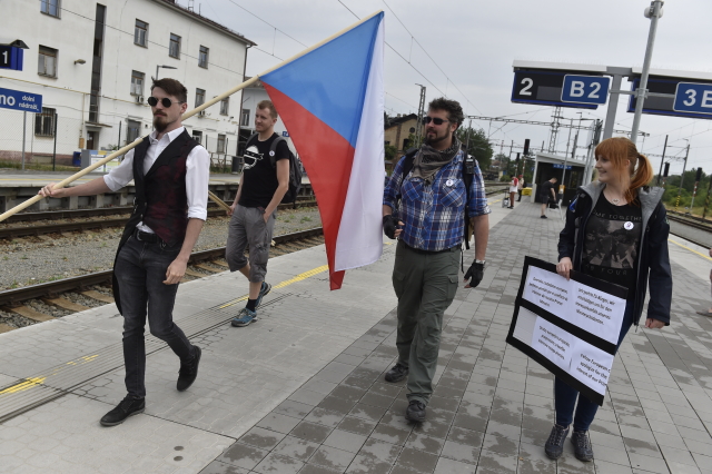 Lidé jedou na demonstraci na pražskou Letnou. 