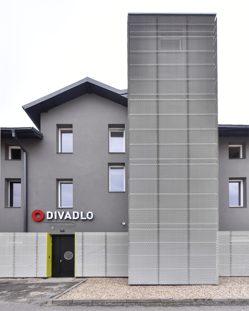 V Humpolci na Pelhřimovsku vzniká soukromá divadelní scéna (na snímku z 21. června 2019). Investorem je akciová společnost Artspect. Svůj bývalý sklad přestavěla na univerzální prostor, který kromě divadla a filmových projekcí nabídne také koncerty, přednášky nebo taneční vystoupení. Jeho součástí bude i nahrávací studio. Do Divadla Za komínem budou moci první návštěvníci v září.