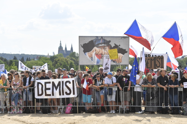 Lidé scházející se na Letné. 
