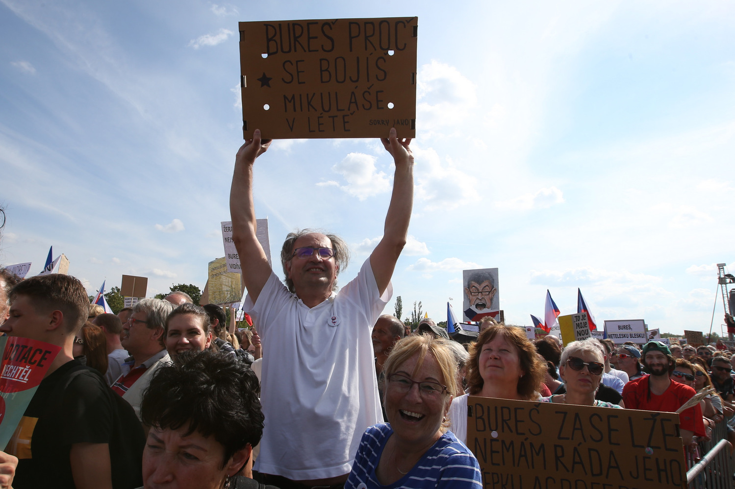 Protesty nepoleví, píše se v tisku. 
