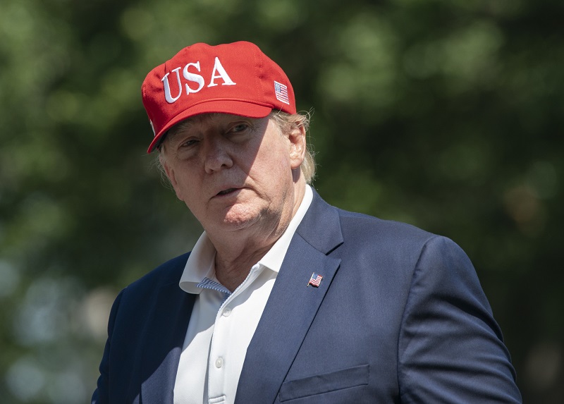 Donald Trump musí být na pozoru. Prověřování vládních kandidátů by mu mohlo přitížit.