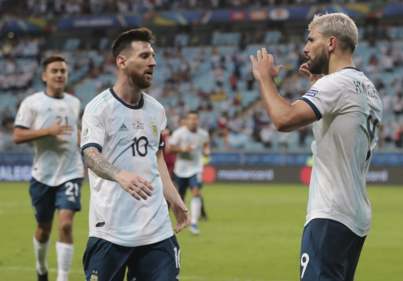 Lionel Messi dostal Argentinu s vypětím všech sil do čtvrtfinále.