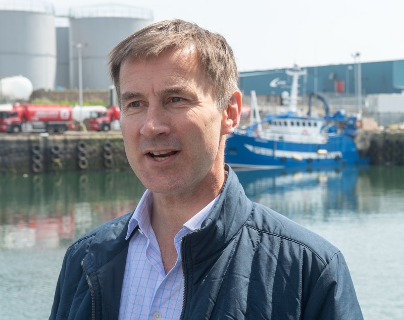 Jeremy Hunt vyzývá Borise Johnsona na úterní debatu.