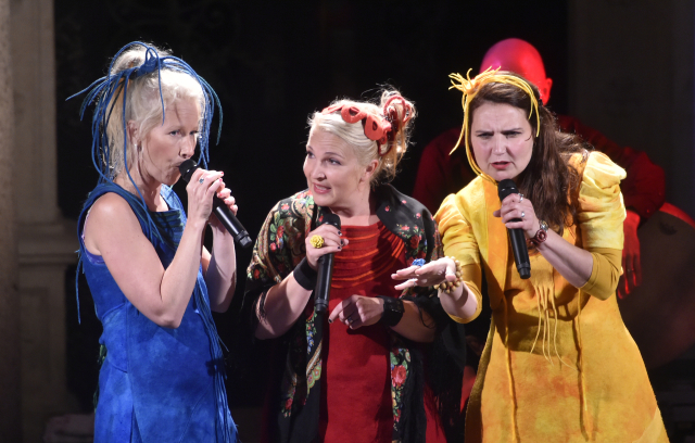 Finská folková skupina Värttinä. Zleva Susan Aho, Mari Kaasinenová a Karoliina Kantelinenová.